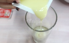Cho sữa đặc vào ly. Cứ 3 muỗng canh sữa đặc thì cho 150ml nước trà mạn vào. Tùy vào khẩu vị mỗi người, bạn có thể cho thêm sữa đặc nếu thấy đắng.