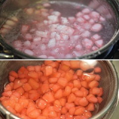 Đun nồi nước sôi, thả những hạt lựu màu hồng vào luộc, đun khoảng 2 phút thấy nổi lên trên bề mặt nước thì đổ ra rổ, xả lại nước lạnh để không bị dính chùm, để ráo.