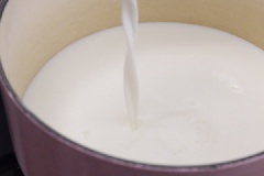Đổ sữa vào nồi đáy dày, đun nóng sữa trên lửa nhỏ đến chừng 70 độ chứ không đun sôi. Thêm kẹo dẻo marshmallow vào nấu cho đến khi hoàn toàn tan chảy.