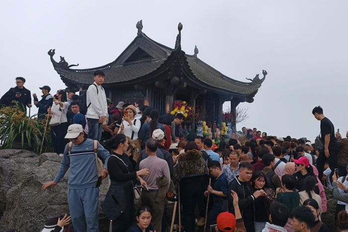 Cảnh báo khi du khách liên tục trượt ngã trên núi Yên Tử - Tạp chí Tri thức