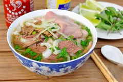 Cho bánh phở vừa ăn vào tô, xếp đều sách bò, nạm bò vá tái bò lên trên rồi cho nước dùng đã nấu vào. Rắc thêm hỗn hợp rau đã trộn cho vừa ăn rồi thưởng thức với húng quế, giá đỗ, tương ớt và sốt tương đen.