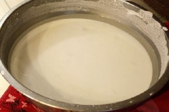 Hòa tan bột năng và bột gạo, thêm 1/3 muỗng cà phê muối vào, trộn đều. Thêm từ từ thêm 1 chén nước lọc, vừa chế vừa dùng muôi khuấy đều.