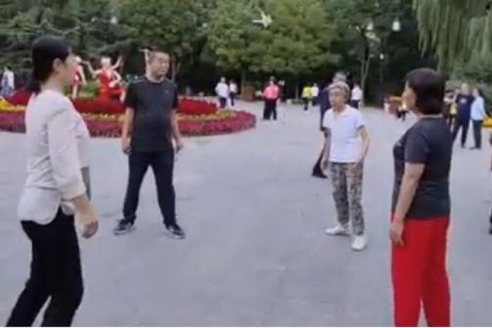 Mê đá cầu, cụ bà ngoài 80 tuổi ngày nào cũng ra công viên 'tìm đối' - Báo Văn hóa
