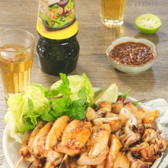 Mực nướng sa tế được nướng vàng trên bếp than, từng con mực đều có mùi thơm cực kì cuốn hút, nghe thôi đã thấy thèm và muốn ăn ngay rồi. Mực ướp sa tế với thịt mực tươi dai dai sần sật, gia vị thấm vào từng thớ thịt đậm đà, chút the the cay cay của ớt sa tế, mùi thơm tỏi sả hòa quyện chắc chắn sẽ làm say đắm người ăn.