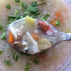 Cháo cua tổ yến đã hoàn thành rồi đó, đợi nguội một chút, khi ăn cho ra chén rồi thêm tổ yến đã chưng là có thể thưởng thức được rồi. Món ăn đầy đủ dinh dưỡng, rất tốt cho sức khỏe đặc biệt là trẻ nhỏ hay người mới ốm dậy.