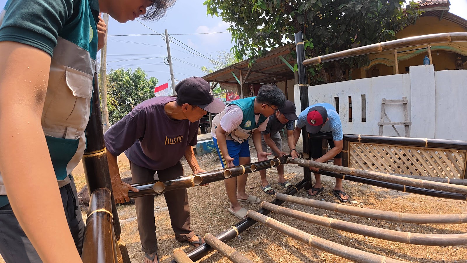 Saung Literasi dan Edukasi Lingkungan, KKN 318 Sakalarasa Hadirkan Ruang Belajar bagi Warga Desa Tanjakan Rajeg