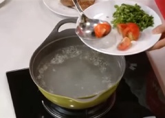 Tận dụng cái nồi cũ, tiếp tục phi thơm chỗ hành tím băm và tỏi băm còn lại. Sau đó thêm vào 1.5 lít nước lọc, cà chua và 1 gói hạt nêm gia vị lẩu thái,