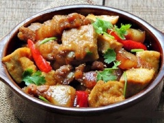 Thưởng thức thành quả thôi nào. Cho thịt ra ngoài và dùng nóng với cơm trắng là đúng bài luôn đó.