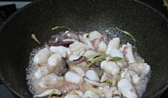 Cách làm bạch tuộc xào ngon: Đun nóng 1 muỗng canh dầu ăn trong chảo, thả phần đầu trắng tỏi tây vào phi thơm, cho bạch tuộc vào xào to lửa, nêm 3/4 muỗng cà phê bột canh và dầu hào. Cũng như các loại hải sản khác, bạch tuộc rất mau chín nên sau khi bạch tuộc chuyển sang màu trắng đục và săn lại thì các bạn trút ra đĩa.