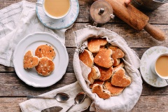 Bánh quy bơ chiên có độ giòn, thơm bơ,khi cắn vào sẽ lạo xạo và tan từ từ trong miệng rất thơm ngon. Bánh quy bơ chiên không cần lò nướng, chỉ với chiếc chảo chống dính, chị em cũng có thể làm ra được những chiếc bánh quy béo thơm, giòn tan hấp dẫn rồi nhé!