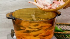 Nấu nước lèo cho mì trộn: bắc 1 nồi có 1.5 lít nước, cho vào đó 300gr chân gà đã làm sạch, đun lửa lớn đến khi nước sôi thì hớt bọt, hầm chân gà 30 phút cho chân gà mềm nhừ. Sau khi hầm nêm nước lèo với 1 muỗng canh đường phèn, 1.5 muỗng canh hạt nêm, thêm 20gr đầu hành lá rồi đun sôi lần nữa thì tắt bếp.