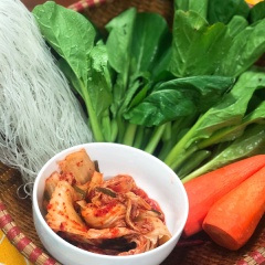 Chu63n bị nguyên liệu. Rửa sạch rau củ, kimchi cắt nhỏ, ngâm bún gạo với nước cho mềm.