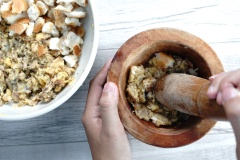 Cho cá vào cối vừa giã vừa cho từ từ vụn bánh mì và thêm 1-2 muỗng dầu ăn vào cho cá và bánh mì kết dính. Sau đó cho hỗn hợp ra dĩa và tạo hình theo ý muốn.
