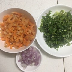 Tôm khô ngâm nước ấm 10 phút cho nở mềm vớt ra để ráo, giữ lại nước ngâm tôm. Hành tím băm nhuyễn, rau nêm rửa sạch cắt nhỏ.
