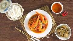 Tôm chín cho ra đĩa, rưới nước kho lên mặt và ăn kèm cùng cơm nóng. Tôm được kho bằng nước dừa nên có vị ngọt đặc trưng, thịt tôm chắc, thêm vị beo béo của phần gạch tôm trong nước kho sẽ khiến món ăn thêm phần đậm đà hấp dẫn. Với hướng dẫn đơn giản mà chi tiết của Cooky dưới đây, hy vọng bạn sẽ có món tôm kho tàu thơm ngon cho cả gia đình.