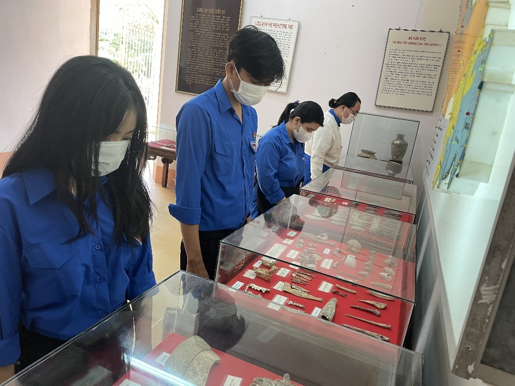 Đoàn viên DLA tại khu trưng bày, lưu giữ hiện vật cổ
