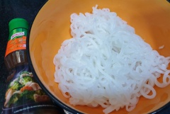 Trụng sợi bánh canh qua nước sôi rồi cho vào tô, chan thêm nước lèo và thưởng thức. Sợi bánh canh dai dai kết hợp cùng nước lèo ngọt thơm vị xương heo. Chúc các bạn thành công