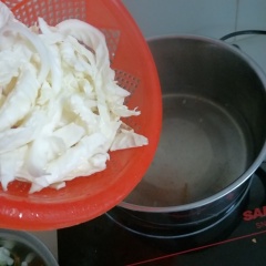 Cuối cùng, là luộc bắp cải trong 2 phút. Bắp cải chín vớt ra ngâm vào nước lạnh (không nên luộc bắp cải quá chín thì sẽ mất độ giòn).