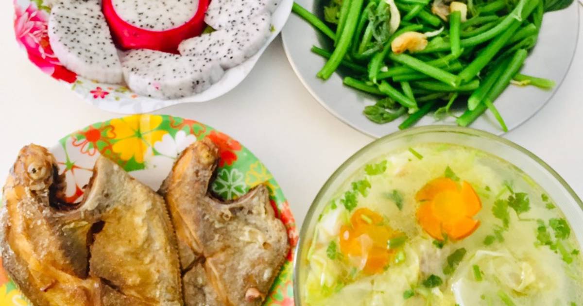 Cơm trưa 3 món 
Cá chim chiên
Đọt bí xào tỏi
Canh bắp cải cuộn thịt