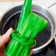 Cho muối và đường vào nồi. Nấu đến khi muối và đường tan hết. Lá dứa rửa sạch. Cuộn lại thành bó, cho vào nồi khoảng 5- 10 phút.