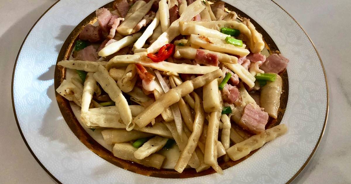 Măng trúc xào cay thịt ba chỉ hun khói Nga