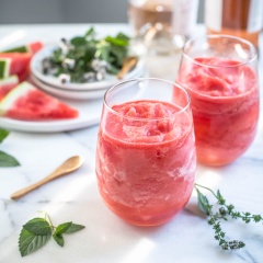 Vậy là món sinh tố rượu dưa hấu của chúng ta đã hoàn thành rồi. Màu sắc bắt mắt, hương vị thơm ngon, chắc chắn bạn sẽ yêu thích ngay từ ngụm đầu tiên.