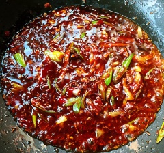 Gọt vỏ gừng, đập dập. Băm nhuyễn tỏi. Cắt chéo hành lá. Đun nóng nồi (hay chảo sâu lòng) với chút dầu ăn, cho gừng, hành lá cùng tỏi băm vào phi thơm. Cho 10g ớt bột, 2 muỗng hạt thì là, 3gr tiêu, 3gr hoa hồi, 2 muỗng đường, 1 muỗng dầu hào, 1 muỗng nước tương, 2 muỗng tương ớt Hàn, khuấy đều lên, nấu sôi.