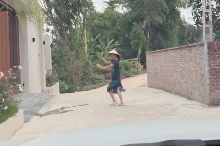 Mẹ nhảy múa đón con gái về nhà chơi - Tạp chí Tri thức