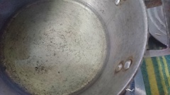 Đun nóng dầu và bơ sao cho bơ hòa vào cùng với dầu. Lần lượt thả khoai môn vào chiên giòn với lửa nhỏ. Khoai đã cắt lát mỏng rất nhanh chín, chỉ cần chiên đến khi khoai vàng đều 2 mặt là được.