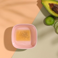 Chè bơ: Ngâm 10gr gelatin lá với một chút nước lạnh trong 5 phút cho mềm. Sau đó vớt gelatin ra, vắt bớt nước rồi cho vào chén mang đi hấp cách thủy cho đến khi gelatin tan thành dạng lỏng. Đổ phần gelatin này vào hỗn hợp bơ xay, bật nhẹ máy để gelatin hòa quyện vào bơ. Đổ hỗn hợp ra các chén nhỏ, để vào tủ lạnh khoảng 1 tiếng cho bơ đông hoàn toàn.