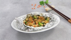 Dùng kéo cắt mở miệng giấy bạc, cẩn thận hơi nóng món sò nướng giấy bạc dễ gây bỏng nhé. Bạn có thể chuẩn bị thêm chén nướng tương cay thơm để chấm hoặc rưới lên ăn kèm cho vừa miệng hơn.