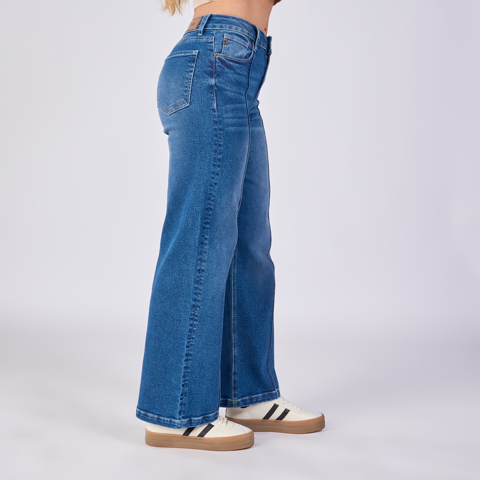 Jean wide leg licrado tiro medio, color azul medio 100% algodón - Vista 3