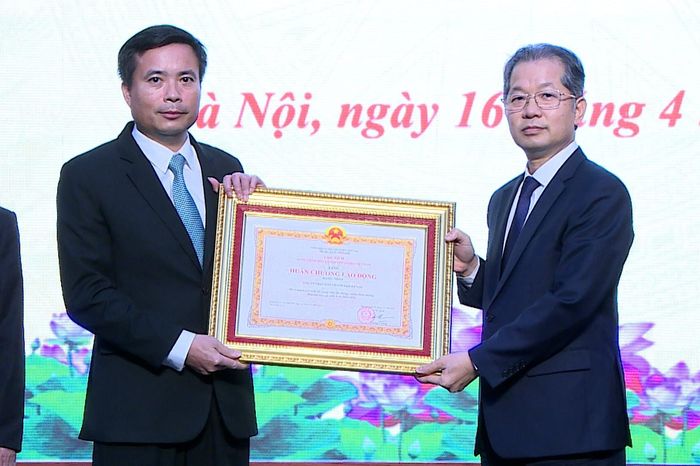 Tòa án Hà Nội nhận Huân chương Lao động hạng Nhất - Báo Công Lý