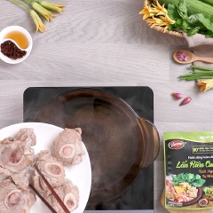 Cho 500gr xương ống ( đã trụng sơ) vào 1.8 lít nước sôi, thêm 15gr nước cốt me hầm trong vòng 20 phút để có được nước dùng ngọt . ( Thêm ít nước cốt me để tạo vị hấp dẫn mới lạ).
