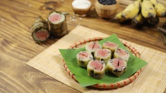 Thành phẩm: Bánh tét chín có lớp nếp mềm dẻo, thơm mùi nước cốt dừa và lá dứa. Luộc đủ thời gian, phần chuối bên trong sẽ chuyển màu đỏ và tươm mật rất bắt mắt. Cắn một miếng bánh sẽ cảm nhận được độ dẻo của nếp, chút bùi bùi của đậu đen và phần nhân chuối mềm ngọt. Đòn bánh tét nhỏ xinh có thể dùng để ăn sáng hoặc ăn vặt những lúc buồn miệng. Bánh dùng không hết có thể bảo quản trong ngăn đông tủ lạnh, khi ăn chỉ cần lấy ra, rã đông bằng lò vi sóng là lại có bánh ngon ngay.