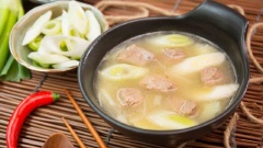 Múc súp ra tô và dùng nóng với cơm. Súp thịt cừu hành boa rô là món ăn đơn giản nhưng không kém phần hấp dẫn. Món súp với thịt cừu dai thơm, béo ngon, hương hành boa rô hòa quyện, thêm chút gừng ấm nóng và gia vị hài hòa, thích hợp cho bữa ăn ngày lạnh.