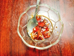 Trong chén nhỏ cho tỏi, ớt dùng chài giã nát. Sau đó thêm 1.5 muỗng canh nước mắm, 1 muỗng canh đường, 1 muỗng canh giấm, 1 muỗng canh dầu hào rồi trộn đều hỗn hợp sẽ thu được phần sốt nước mắm. Tiếp đến, đặt nồi cho nhiều dầu lên bếp đun cho dầu nóng, tiếp theo cho sả, lá chanh vào chiên sơ qua cho vàng giòn thì vớt ra để ráo dầu.