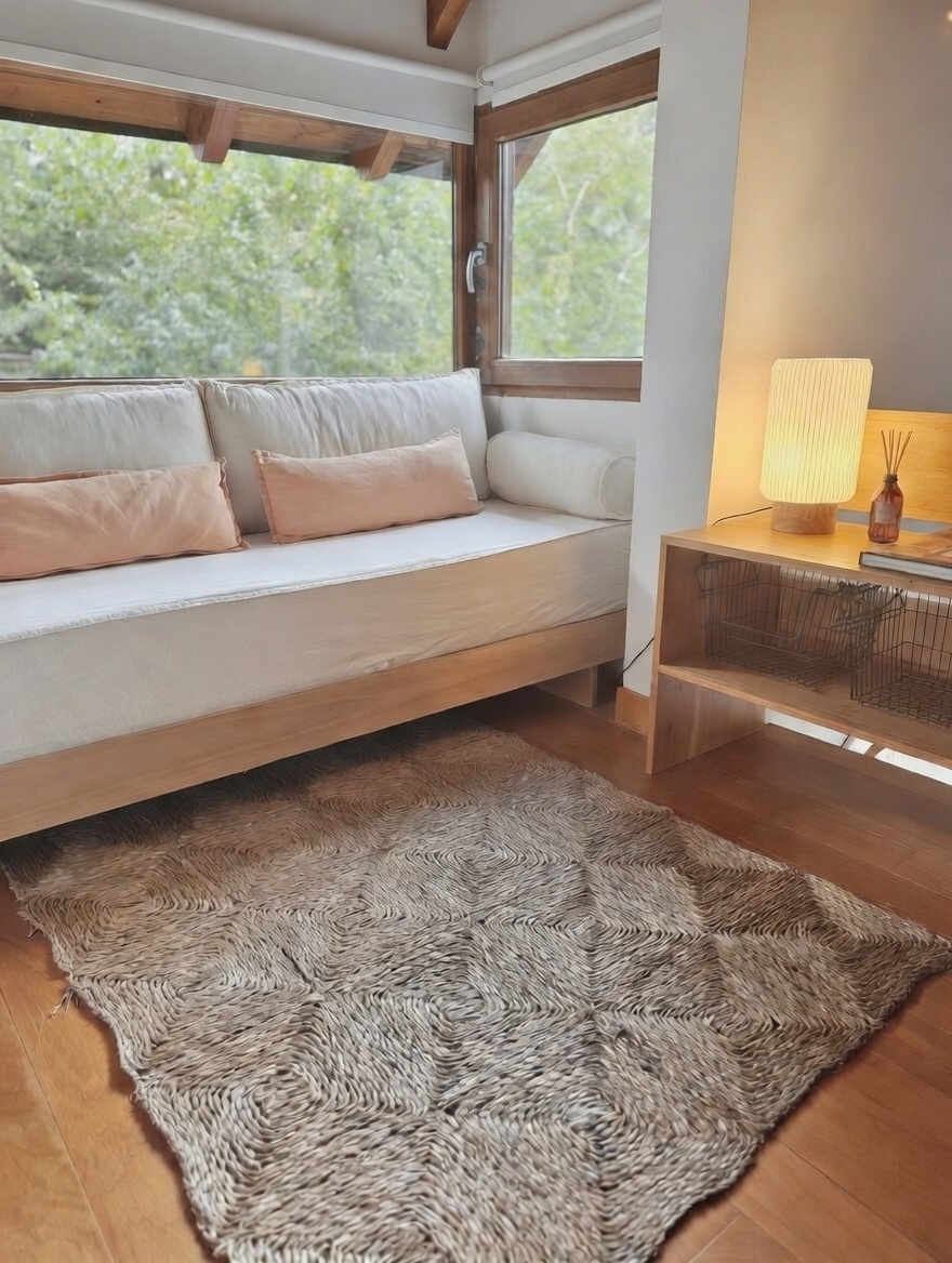Casa Calma — detalle interior con lámparas de ratán
