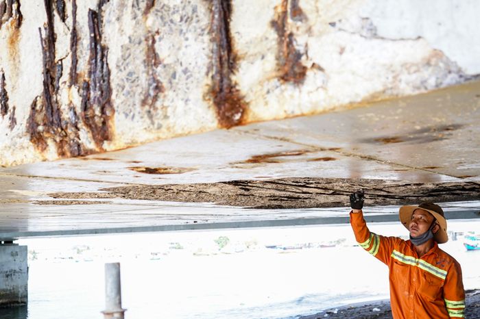Gầm cầu Trần Phú ở Nha Trang đầy vết nứt, lộ sắt thép hoen gỉ - Báo Pháp Luật TP.HCM