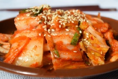 Thời tiết mùa hè chỉ cần một ngày là kim chi chua đủ ăn, nhưng mùa đông thì cần thêm thời gian, khoảng 2 – 3 ngày, muốn nhanh được ăn hơn thì để trong lò nướng 2 ngày rồi đem ra kiểm tra xem đủ độ chua chưa, dìm kim chi xuống, đậy nắp kín, cất tủ lạnh ngăn mát. Kim chi trữ tủ lạnh được rất lâu, chừng vài tháng với điều kiện là khi lấy kim chi thì dùng dụng cụ sạch để gắp, sau đó đậy kín nắp hộp lại. Khi ăn có thể cắt nhỏ, rắc thêm ít mè rang cho thơm nhé!