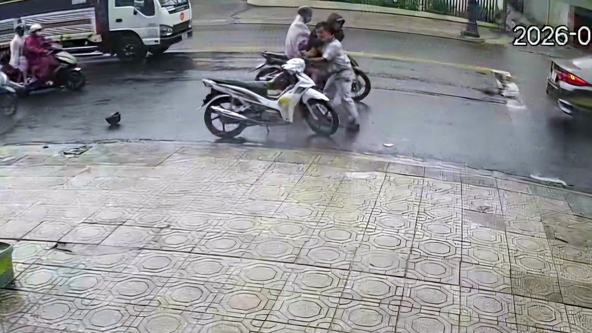 Tấn công người đang dừng đèn đỏ, cướp xe máy - Báo VietnamNet