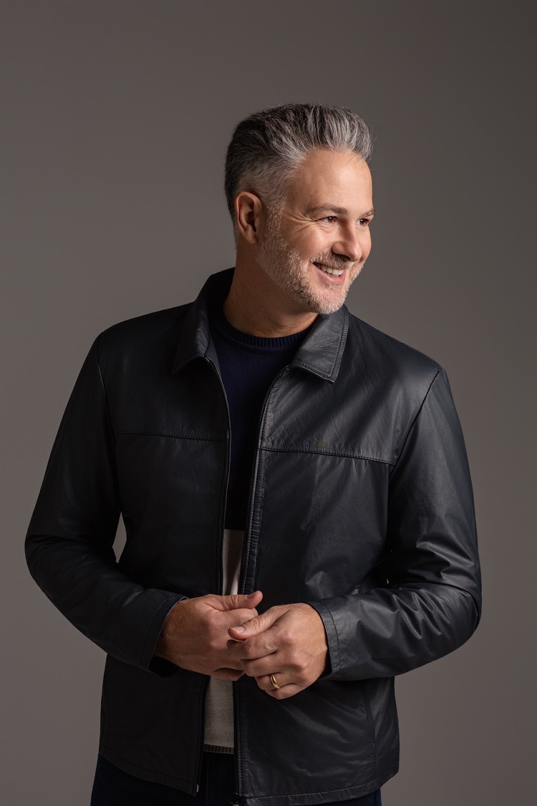 Retrato masculino aproximado com jaqueta de couro para campanha JCanedo.