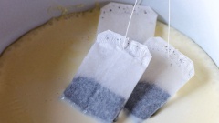 Cho 4gr trà Earl grey vào máy xay mịn. Cho 500ml kem whipping cho vào nồi đun sôi, sau đó thêm 6gr trà Earl grey vào nấu khoảng 3 phút ở lửa nhỏ. Tiếp theo cho thêm 4gr trà đã xay nhuyễn vào khuấy đều, tắt bếp, ủ trà 5 phút sau đó lọc hỗn hợp qua rây để bỏ bả trà.