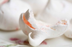Bánh thơm lừng mùi bạc hà, ngọt ngọt, xốp xốp dùng để ăn chơi hay trang trí bánh đều được. Bạn nhớ bảo quản bánh trong hũ kính và không được để bánh trong tủ lạnh nhé.