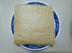 Cuộn chả giò bắp: Vỏ bánh tráng để cuốn dùng loại có màu vàng thì khi chiên sẽ có màu vàng đẹp. Múc nhân cho lên vỏ bánh tráng và cuốn như bình thường hay cuốn chả giò.