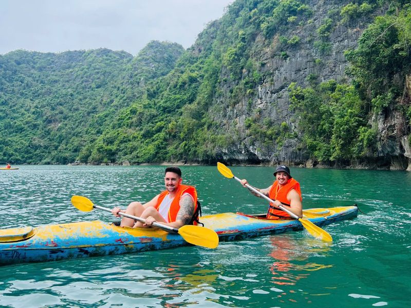 Kayaking on lan ha bay