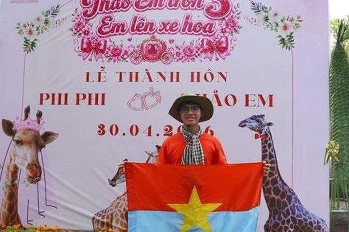Đông nghẹt khách dự 'đám cưới' hươu cao cổ tại Thảo Cầm Viên dịp 30-4 - Báo Người Lao Động