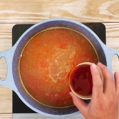 Phần nước lẩu: cho nồi lên bếp đợi nồi nóng cho một ít dầu ăn phi thơm 5gr tỏi, 5gr ớt, cho cà chua và hành tây đầu tôm vào vào xào chín. cho 30gr satế tôm vào xào cho thơm xệt lại, cho tiếp thịt tôm vào đợi chín, châm 1.5 lít nước nấu sôi khoảng 30 phút, vớt bỏ phần đầu tôm, nêm gia vị gồm 25gr hạt nêm, 40gr đường, 40ml nước mắm, để lửa nhỏ đợi nước lẩu sôi thêm 20 phút nữa cho ra nồi ăn lẩu.