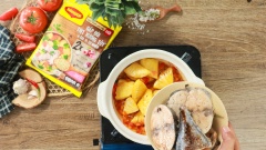 Cho cá ngừ và 300ml nước dừa tươi vào nấu sôi. Nêm 2 muỗng canh hạt nêm, 2 muỗng canh nước mắm, 2 muỗng canh đường. Hạ lửa nhỏ liu riu rim cá cho thấm, rim cho tới khi nước kho keo lại, cá chuyển màu vàng nâu ngon mắt thì tắt bếp.