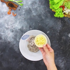 Băm nhuyễn 500gr tôm đất rồi ướp với 1 muỗng canh hành tím băm, 1 muỗng canh tỏi băm, 1 muỗng cà phê muối, 1 muỗng cà phê hạt nêm, 1 muỗng canh dầu điều. Khi hỗn hợp đã hòa quyện thì cho vào túi bắt bông kem và để lạnh trong 2 tiếng.